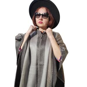 New Baby Alpaca wool unisex gray cape hand made in the Andes